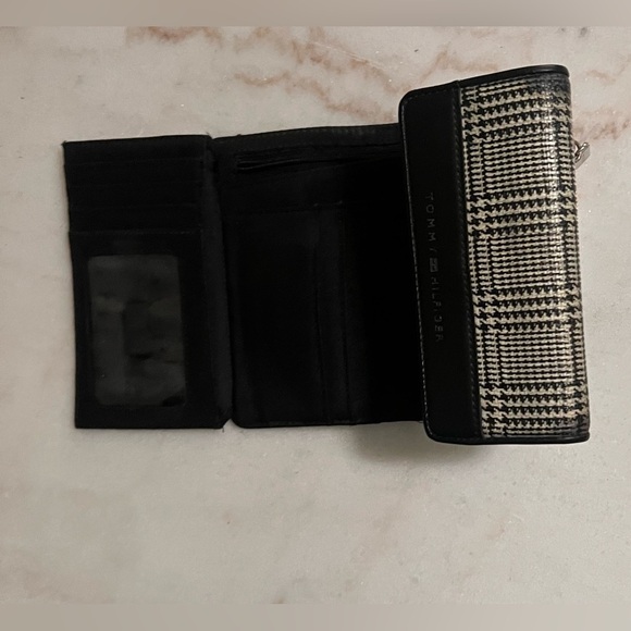 Tommy Hilfiger Black And cream Plaid Trifold Women’s Wallet With Card Holders - Picture 3 of 9